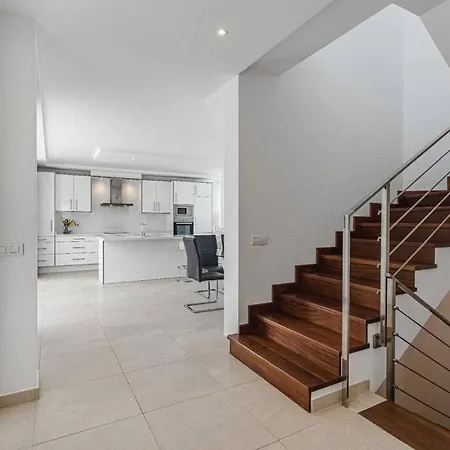 Riviera De 4 Con Piscina. Вілла