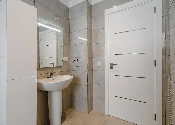 Riviera De 4 Con Piscina. Адехе